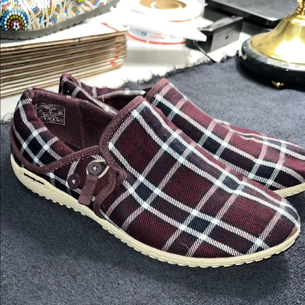 Patagonia White and Maroon Slip-On Loafers - Picture 7 of 11